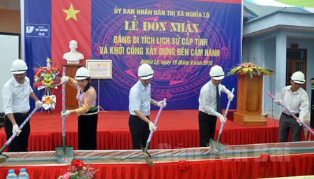 Đồng chí Dương Văn Tiến - Phó Chủ tịch UBND tỉnh (giữa) cùng lãnh đạo thị xã Nghĩa Lộ làm lễ khởi công xây dựng Đền Cầm Hánh.
